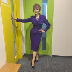 小柳ルミ子「40年近く前のCHANEL」“ボディラインぴったり”のセットアップスーツ姿を披露