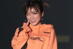 矢吹奈子、太ももあらわな健康美脚を大胆披露！ショーパン姿でランウェイ闊歩しファン悶絶「かわいい〜」「なこちゃんやば」