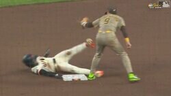 体はどうなってる！？ “韓国のイチロー”が神盗塁「忍者どころじゃない」完全アウトのタイミングなのに… イ・ジョンフの体勢がスゴいことになる