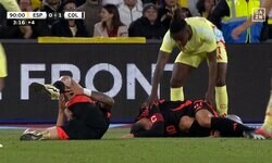 狡猾すぎる時間稼ぎ！？ まさかの“ダブル悶絶”した激レアシーン…コロンビア代表の天才10番と得点者が同時に倒れ込んで痛がった一部始終