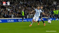 久保建英は「イエロー製造マシーン」キレキレドリブルで爆走突破を図るも後ろから思いっきりふっ飛ばされイエローカードを誘発　相手の意表をつくボールタッチに「うますぎだろ」