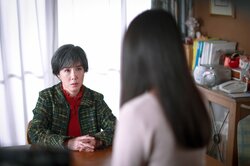 娘の交際に気づきブチギレ「誰なの？結婚を考えてる人って」毒親の詰問シーンが怖すぎてもはやホラー『泥濘の食卓』