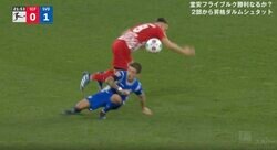 「超悪質」「完全に狙いすぎだろ」超絶トップスピードで“殺人スライディング”炸裂　イエロー12枚食らった“潰し屋”があわや大事故レベルの危険プレー