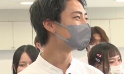 伊藤健太郎似のイケメン美容学生、マスクを外した姿に「間宮祥太朗、坂口健太郎にも似てる」の声