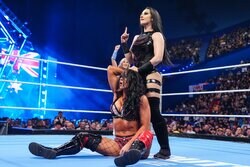 ある意味ご褒美？ 女子レスラー、屈辱的な“ケツ爆弾”に悶絶…ラテン系美女の「情熱的な」人気技に会場も大興奮