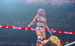 女子レスラー、命知らずの危険技！ トップロープ綱渡り→場外フランケンで敵2人を一網打尽の驚愕シーン