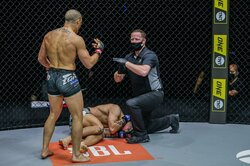 「レフェリーがなんとか…」実況愕然、開始1分の“反則”裁定に波紋