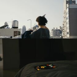 NEWLY、1stアルバム『Not About All』をフィジカル・リリース決定、収録曲「Freefall」のMVを公開。