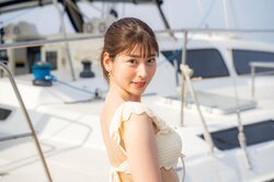 美人カフェ店員の水着姿に男たちはドキドキ「想像以上に可愛い。完璧にキレイ。一目惚れ」