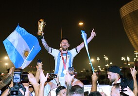 取材を「スルー」して優勝パレードへ！メッシらアルゼンチン代表が悲願のＷ杯制覇に大ハシャギ