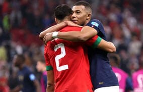 「泣かせないでよ」試合後の様子が話題のムバッペとハキミ、通用口でも座って肩を並べ語り合う姿が「友情は本物」