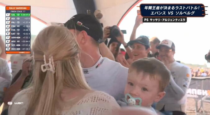「泣ける」世界ラリー、劇的幕切れで王座決定の瞬間…カメラに抜かれた“感動的光景” 勝田も粋な振る舞い、37歳苦労人に万感 2枚目