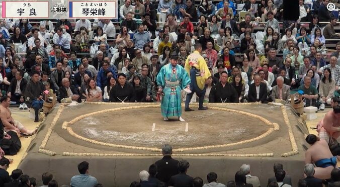 “土俵際のマジシャン”宇良、客席へ突っ込むも伯乃富士が受け止める 「キャッチした」「助けてくれた」予想外の光景に反響 4枚目