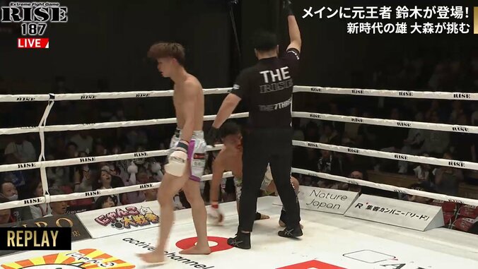 2ラウンド終了間際、奥山の右が炸裂