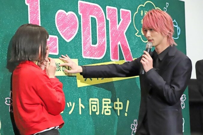 横浜流星、サービス精神満点の“壁ドン”を披露 震えるファンに「大丈夫？」と気遣いも 9枚目