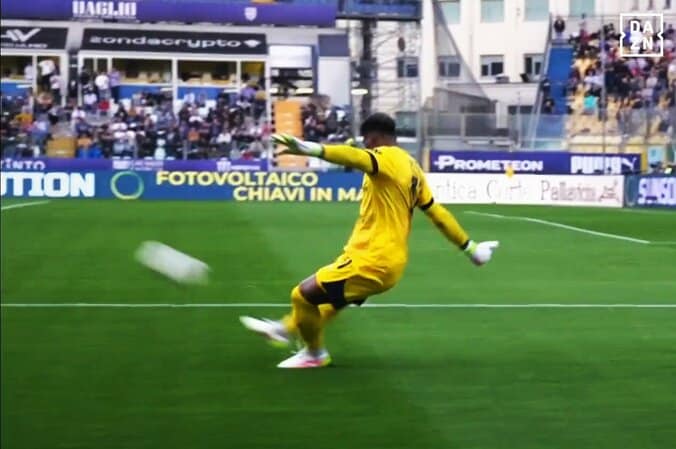 【写真・画像】飛びすぎだろ！ 鈴木彩艶の“特大パントキック”にファン騒然「えぐいw」「相手は嫌だろうな」「凄いボール」攻撃の起点になった60mキックの瞬間　1枚目