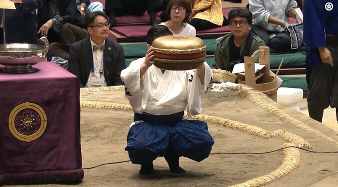 「超デカい」若隆景に“巨大すぎる”副賞「規格外過ぎる」「すごい光景だ」ファン騒然 5枚目