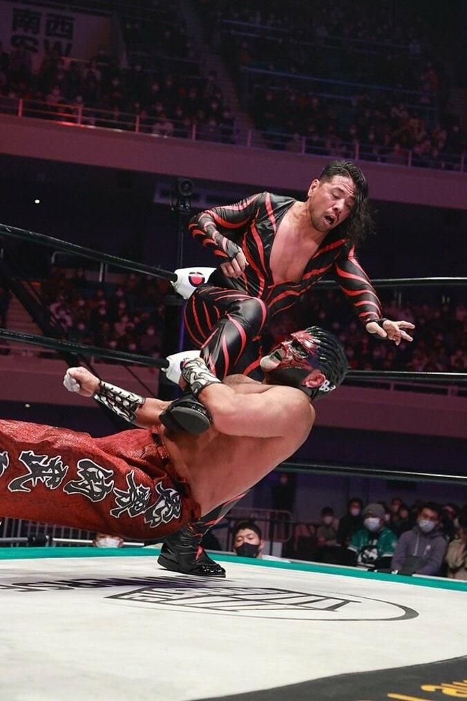 中邑真輔、ムタの顔面に毒霧を逆噴射！ “愛と毒”でムタとの激闘を制して涙腺崩壊「バイバイ、マイアイドル・ムタ…」 2枚目