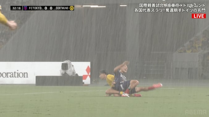 「やりやがったな！」FC東京新10番が“危険タックル”被害で悶絶…ドルトムントDFにファン怒り「怪我させないで」「親善試合なのに」 5枚目