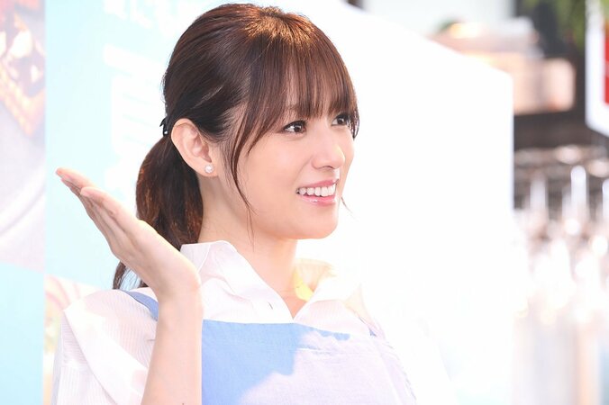 「一員になれて嬉しい」深田恭子、カフェ店員を体験 1枚目