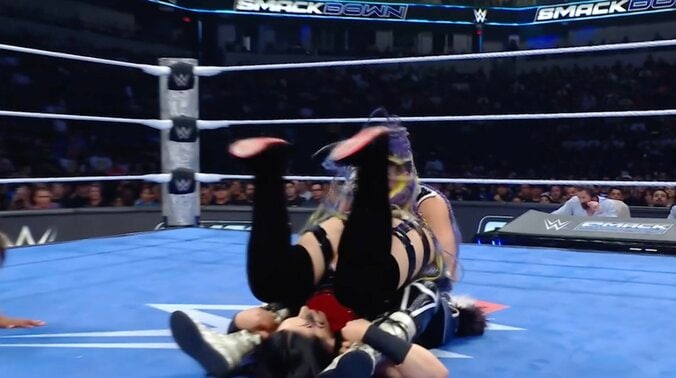 ジュリアがステファニーを抑え込む