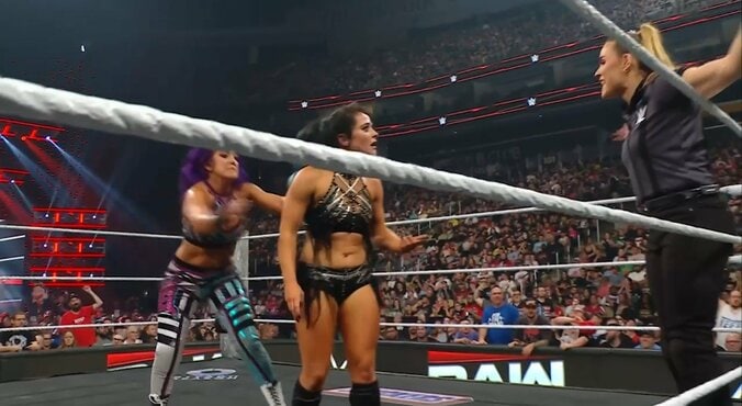 レフェリーに詰め寄るライラ