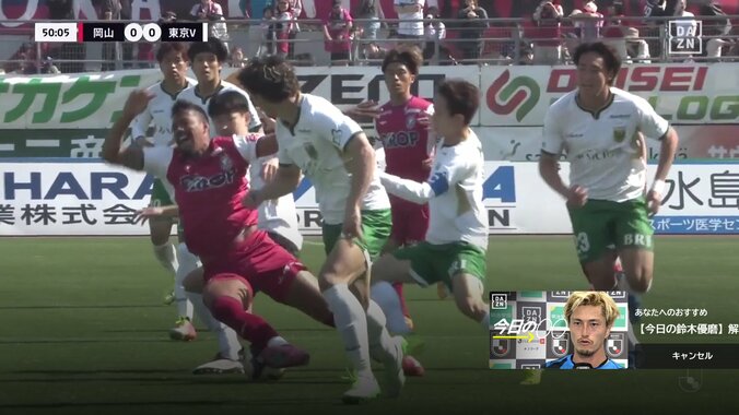 「4人がかりで守備とかメッシかよ」ヘビー級怪物FWが4人相手にゴリゴリ重戦車突破のド迫力シーンが話題に「戦車過ぎる」「改造人間かよ」 2枚目