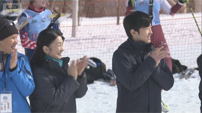 拍手を送る悠仁さまと紀子さま