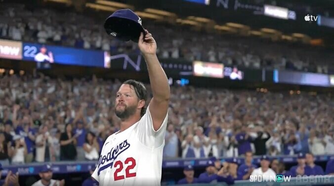 カーショーがドジャー・スタジアムで示した“感謝” 総立ちのスタンドに「ビッグハグ」 やまぬ拍手…全身で表現した万感の想い 2枚目