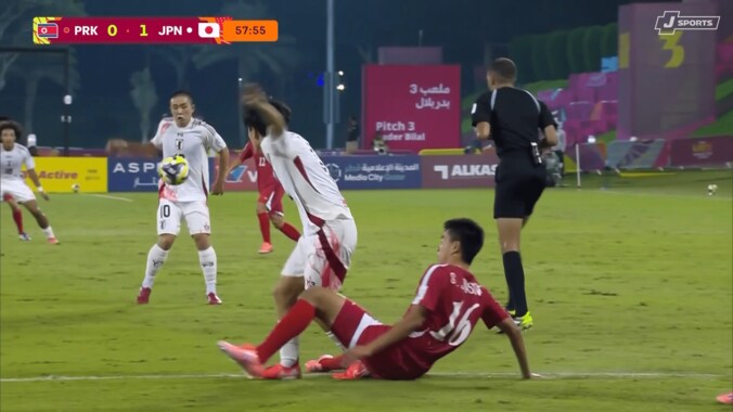 「サッカーしようぜ…」北朝鮮代表MFが“危険すぎるカニバサミタックル”→日本代表MFが悶絶「挟んでますもんね」解説者やファンが怒り【U-17W杯】 4枚目