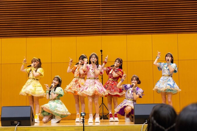 サプライズライブを行ったFRUITS ZIPPER