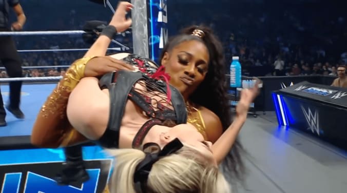 ラッシュがアレクサを軽々持ち上げる