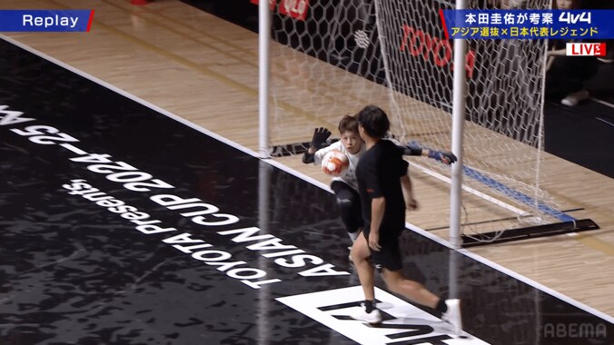 神業すぎる！ 松井大輔の“曲芸ゴラッソ”にファン衝撃「空中ダブルタッチだ」「ボールは友達感」リフティングでGKを翻弄した一部始終 5枚目