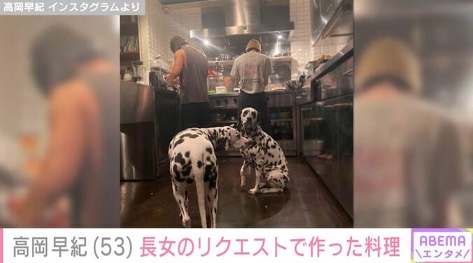 高岡早紀、広々とした自宅キッチンで料理する息子たち