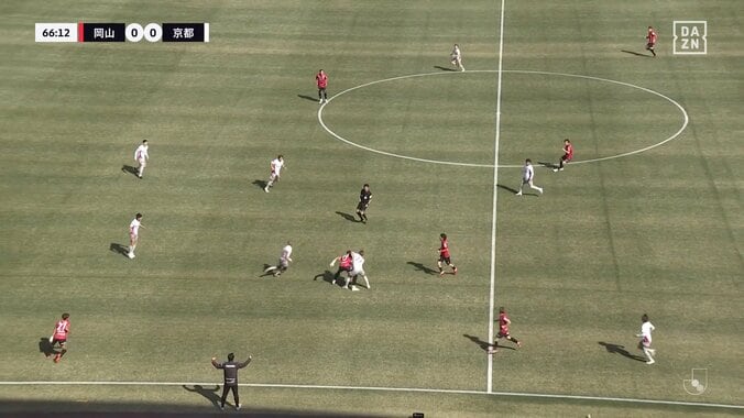 「アメフト過ぎる」重戦車ルカオ、相手2人を背負い躱し3人目も吹っ飛ばす“猛突ドリブル”にスタジアム騒然「何人ならボール取れるんよ」 4枚目