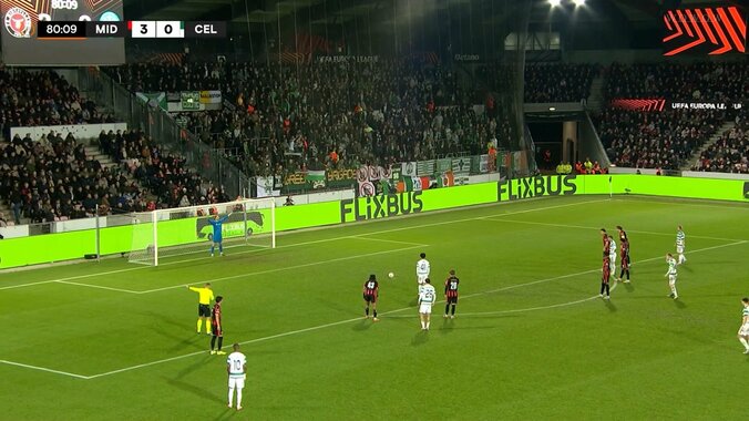 日本代表MF、大ブーイングのなか強烈PK弾を叩き込んでEL初得点！「一矢報いた！」GKの手を弾く弾丸シュート炸裂の瞬間 4枚目