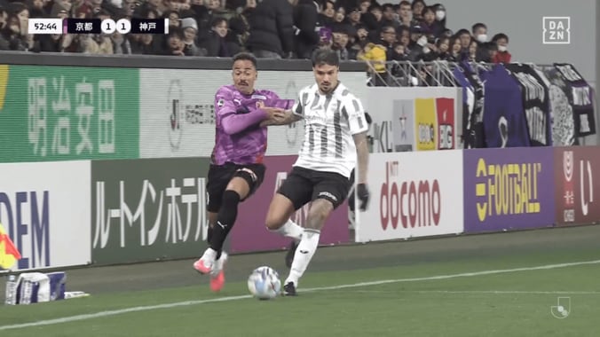 「投げ飛ばした」「先にボールに触ってる」Jリーグで“物議を醸す判定”京都FWと神戸DFの接触でSNS紛糾「どっちとも取れる」 3枚目