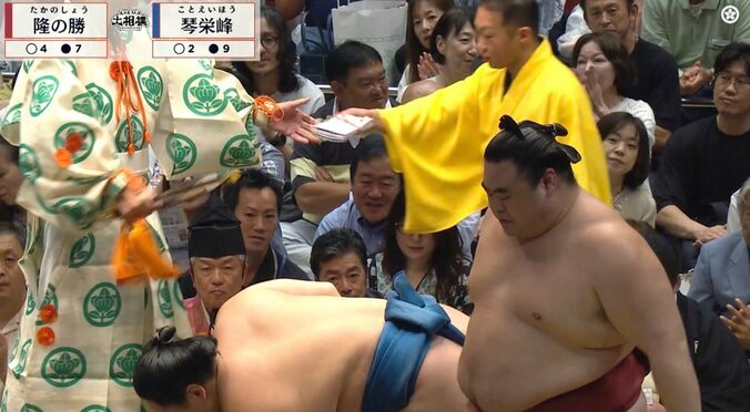 【写真・画像】「つまみ出せ」高安、激勝の直後…熱戦に水を差す“残念な行為”に「やめろ」「本当に品がない」憤りの声 1枚目