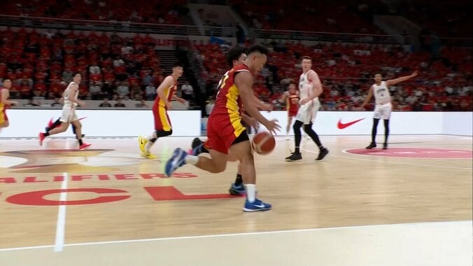 【バスケ中国戦】「どこがファウルやねん！」富永啓生ビックリの“不可解ジャッジ”にネット疑問…「キックボールだわ」「可哀想すぎる」 4枚目