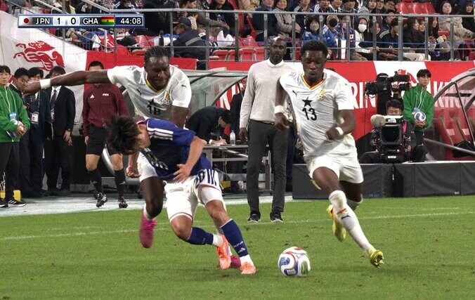 久保のドリブルをガーナDFはたまらずファウルで止めた