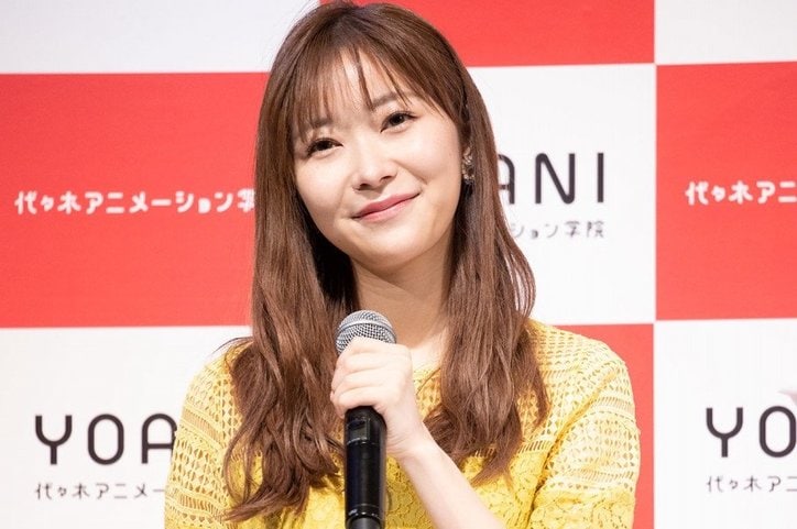 指原莉乃 デコ出しちょんまげヘアのリラックススタイルを披露 膝上には プロの猫 話題 Abema Times