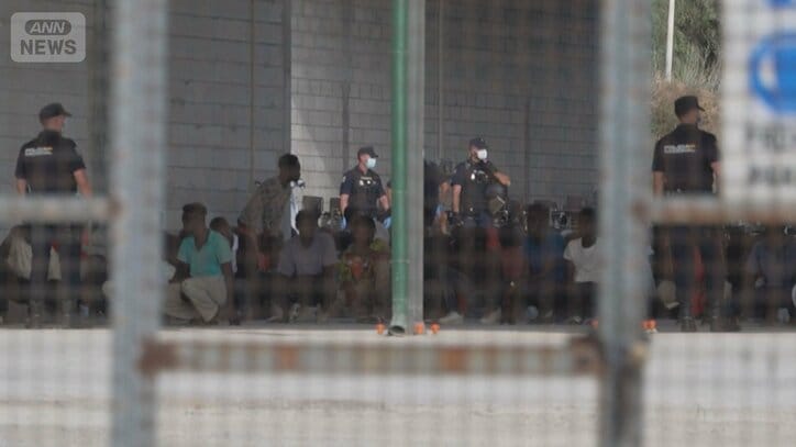 セウタのシェルターに集められた移民