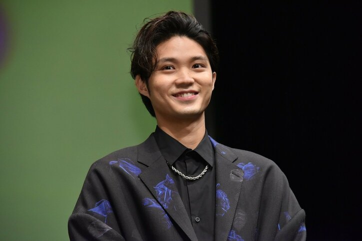 キンプリ平野紫耀、舞台挨拶でも天然発言連発「腰痛が治らなくて…こじらせている」