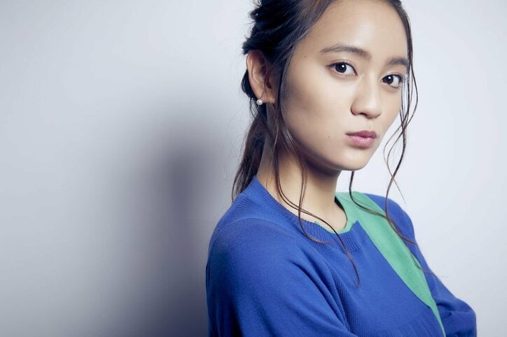 岡田結実、連続ドラマ初主演で妖精役の遠藤憲一と恋人よりも密な距離に　「おじさんのかわいさに癒されます」