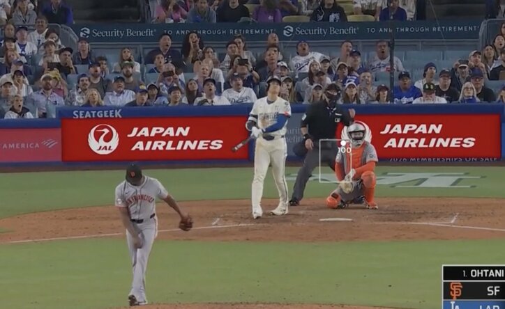 【写真・画像】一体、何が起こった？ 大谷翔平、目を疑う“まさかの行動”「どうした」「笑ったw」リラックスしすぎて試合中に遊び始める「たまにふざけるの好き」　1枚目