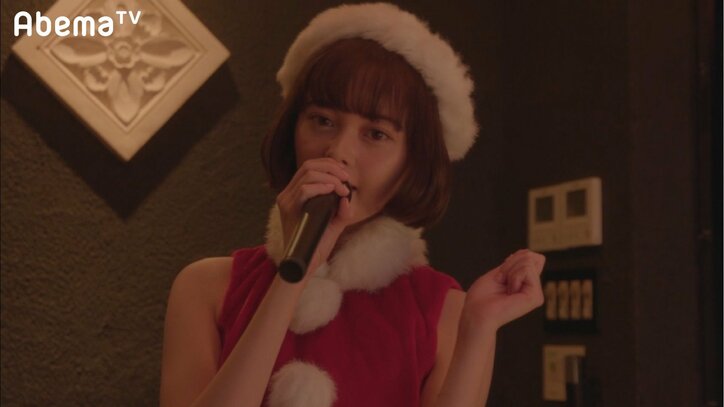 玉城ティナ、サンタコスで先輩社員を翻弄? AbemaTVドラマ「やれたかも委員会」出演