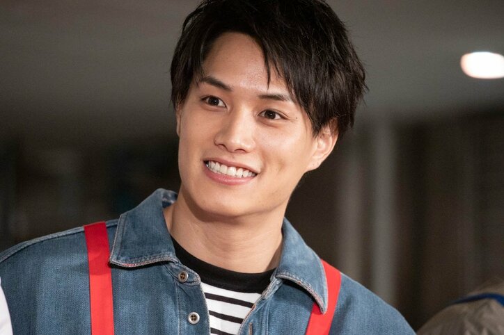 片寄涼太が“もこみち流”のクッキングを披露! 「一度やってみたかった」