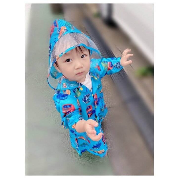 辻希美、初カッパの三男と雨の日に外出するも「数分で帰宅しました　笑」