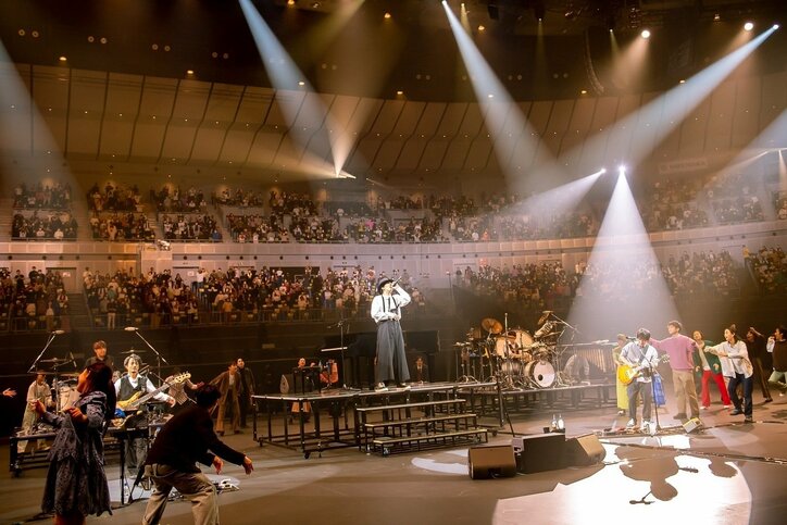 RADWIMPS、“強い没入感を与えるステージ”は配信でも健在 2日間の15周年ライブでファンに一体感「いつかここのチャットにいるみんなでLIVEに行って大声を」の声も