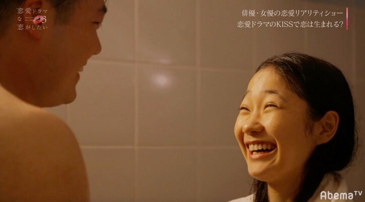 シャワーを浴びながらの激しいキスシーン 演じた二人に恋愛感情は生まれる?